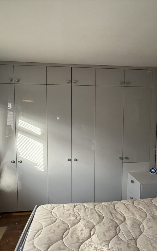 Built in wardrobes, high gloss in grey.
