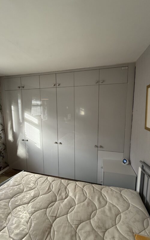 Built in wardrobe, high gloss in grey.