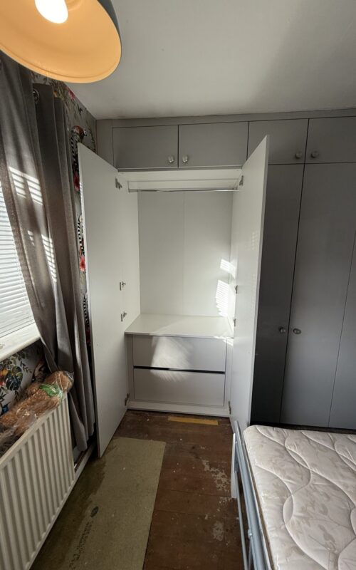 Built in wardrobe, high gloss in grey.
